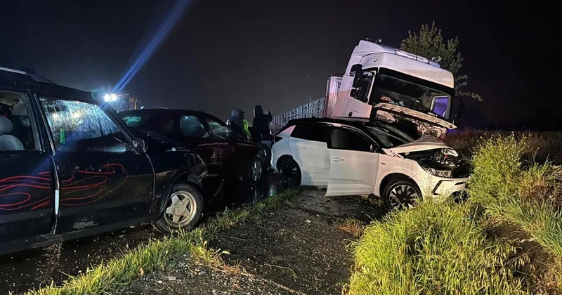 Uşak ta zincirleme trafik kazasında 4 kişi hayatını kaybetti