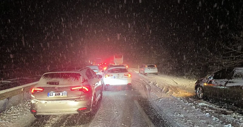 Afyonkarahisar da kar trafiği olumsuz etkiledi