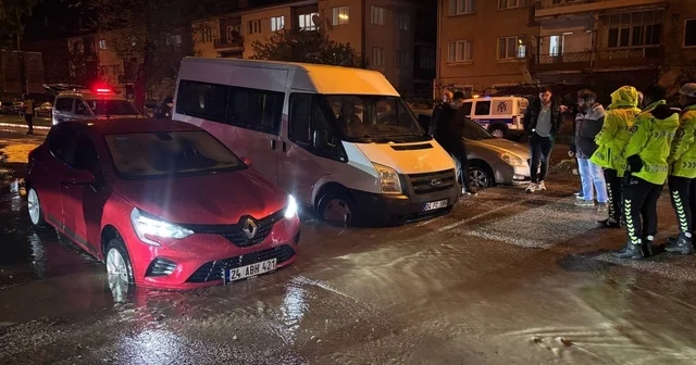 Önlem alınmadı, yağmurda çöken yolda araçlar çukura girdi Uyarı yok, asfalt yok: Göçük paniği Erzincan da gündem oldu Erzincan Haberleri