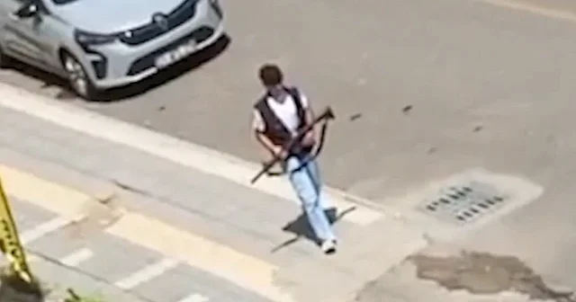 Diyarbakır da anaokulu çevresinde pompalı dehşeti: Sokak ortasında rastgele ateş açan saldırgan kamerada VİDEO İZLE