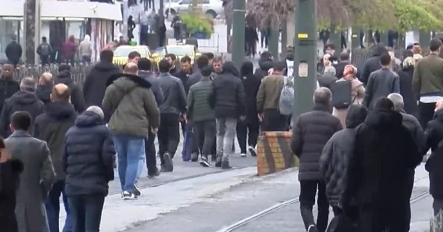 Kabataş Bağcılar Tramvay Hattı nda arıza: İstanbullu yine raylarda yürümek zorunda kaldı VİDEO İZLE