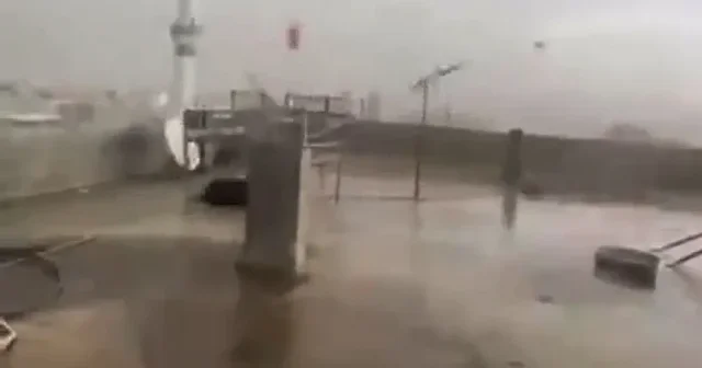 Şanlıurfa’da kuvvetli fırtına caminin minaresini devirdi VİDEO İZLE