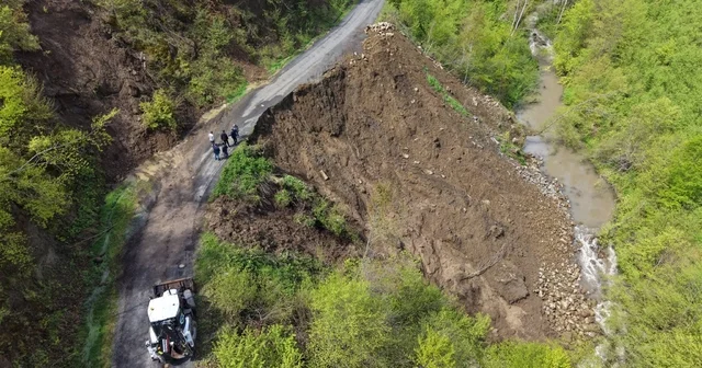 Ordu da yaşanan heyelan nedeniyle yollarda çökme oluştu Ordu Haberleri