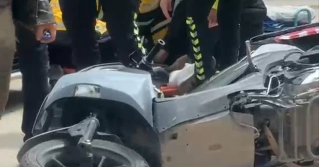 Bursa da otomobilin çarptığı motosikletli kurye yaralandı Bursa Haberleri