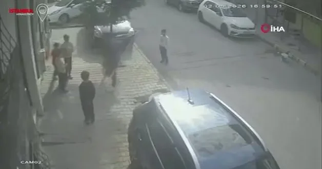 Bıçaklı saldırgan sokakta çocukları, binada komşuları hedef aldı!