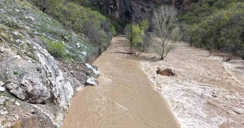 Kara yolu nehirle birleşti, yaşanan taşkın dron ile görüntülendi