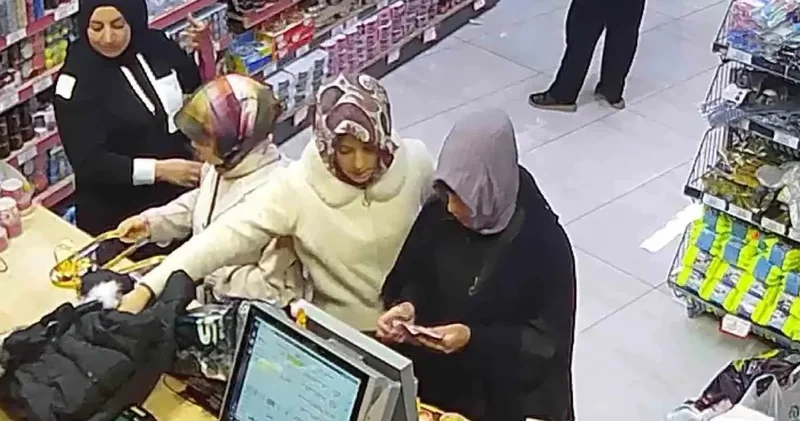 Parayı çalıp mağazaya koştular: O anlar kamerada