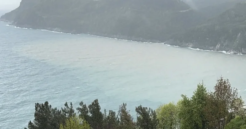 Amasra’da fırtına denizi çamura çevirdi! Dalgalar 2 metreyi buldu
