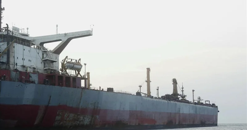 ABD fırkateynine 2 İran füzesi isabet etti
