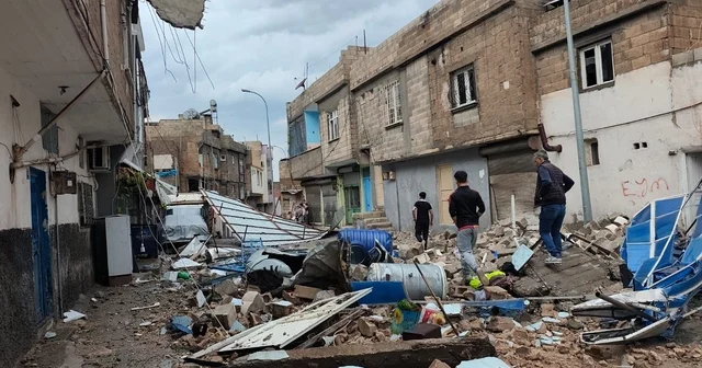Birecik te vatandaşlar süper hücre felaketini anlattı Bağlarbaşı Mahallesi Muhtarı Mehmet Öztürk: 47 yaşındayım böyle bir şey görmedim Halatı kopan bir duba restoran suyun üzerinde sürüklendi Şanlıurfa Haberleri