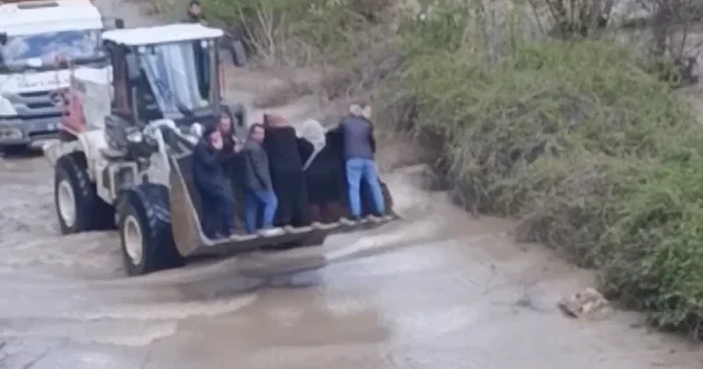 Sivas ta sel yolları kapattı: Cenazeye iş makinesinin kepçesinde gittiler VİDEO İZLE