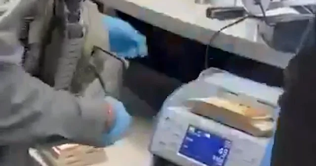 İsrail askerleri Batı Şeria’da döviz bürolarını soydu: Nakit paralara el koydukları anlar kamerada VİDEO İZLE