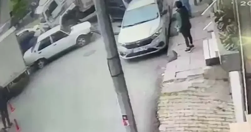 Bağcılar da park halindeyken sürüklenen kamyon 8 araca çarptı; kaza kamerada