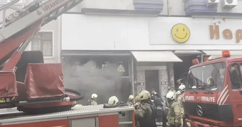 Fatih te market deposunda çıkan yangın söndürüldü; 12 kişi tahliye edildi