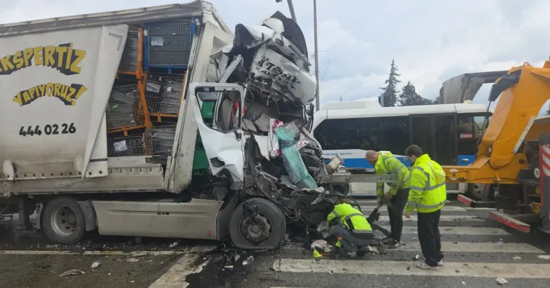 Bursa da Tır tankere çarptı: Sürücü korkunç şekilde can verdi