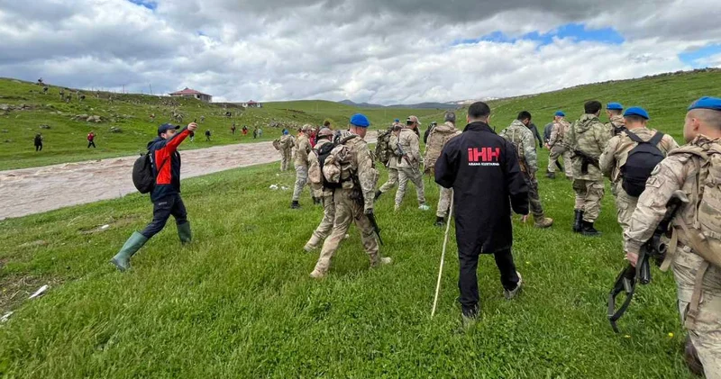 Bingöl de kayıp emekli öğretmen için seferberlik: Eşyaları dere kenarında bulundu
