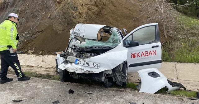 Çorum da tırla çarpışan hafif ticari araçtaki 2 kişi yaralandı Çorum Haberleri