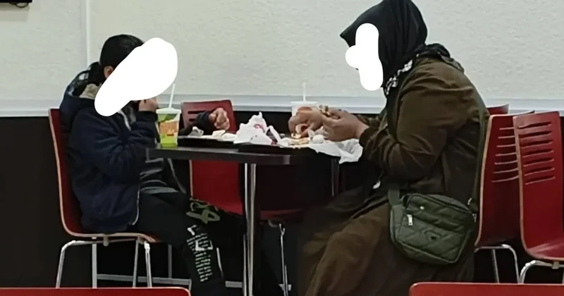 Ünlü fast food zincirinde insanlık dışı muamele görmüşlerdi: Onuru kırılan anne yaşadıklarını anlattı: “Biz insan değil miyiz”