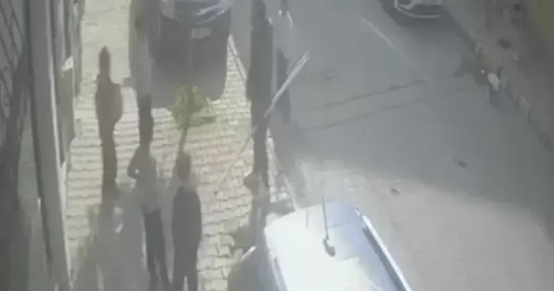 Arnavutköy’de sokakta oynayan çocuklara saldırıp elindeki bıçakla kapıya dayandı; şüpheli kamerada