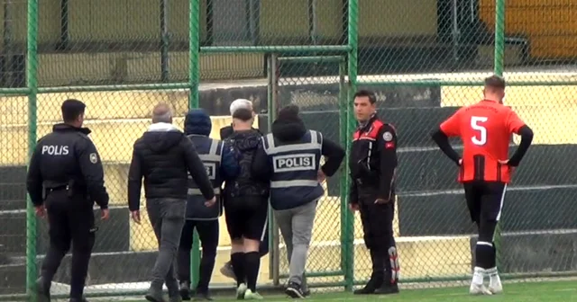 Sahaya girip orta hakeme yumruk atan futbolcu serbest kaldı, kulübüyle ilişiği kesildi Edirne Haberleri