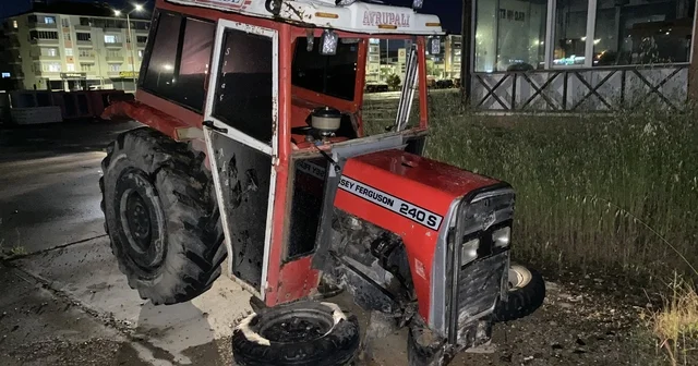 Kaldırıma çıkan traktör ağaca çarptı Samsun Haberleri