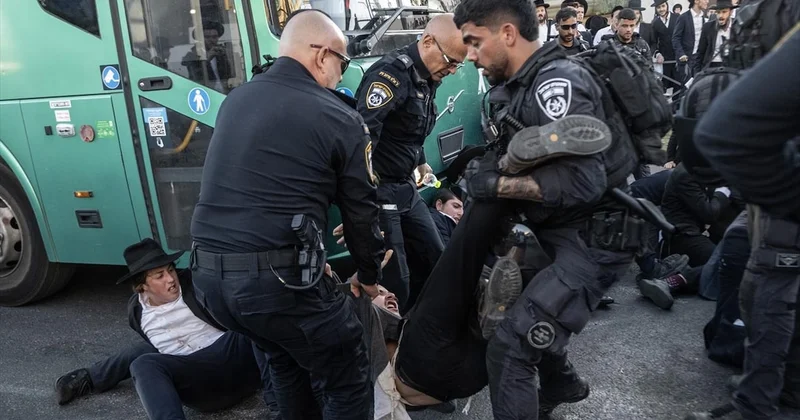 İsrail de zorunlu askerlik karşıtları Yüksek Mahkeme üyesinin evini bastı Sözcü Gazetesi
