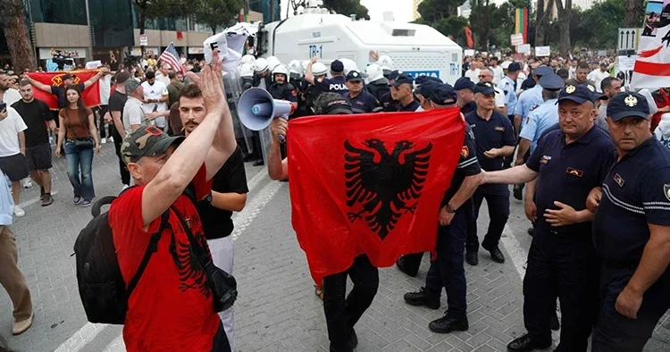 Arnavutluk ta Trump krizi: Protestolar sokağa taştı