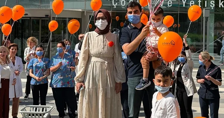 Ayşe hemşire, ağabeyinden yapılan nakille hayata tutundu