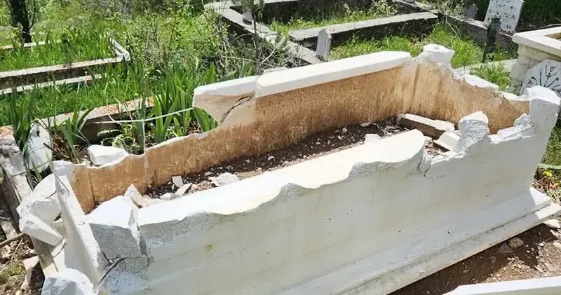 Bolu da iki mezarın taşları kırılıp, zarar verildi