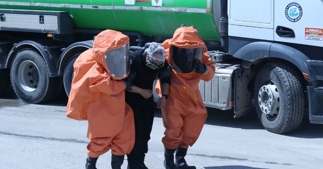 Tatbikatta kimyasal sızıntısından etkilenen vatandaşlar özel ekiplerce kurtarıldı Yangın sonrası fabrika bacasında mahsur kalan işçiler halatlarla kurtarıldı Eskişehir de 4 tatbikat nefes kesti Eskişehir Haberleri