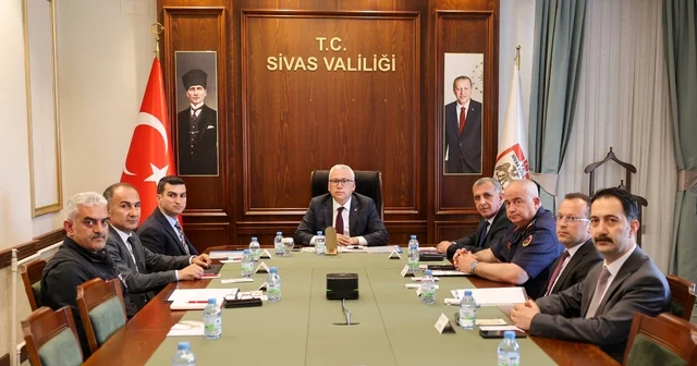 Vali Şimşek: Vatandaşlarımızın huzuru ve güvenliği için ahada olmaya devam edeceğiz Keneden 3 kişi öldü, selden 42 hane etkilendi, 66 kişilik ekip kayıp kızı arıyor Sivas Haberleri