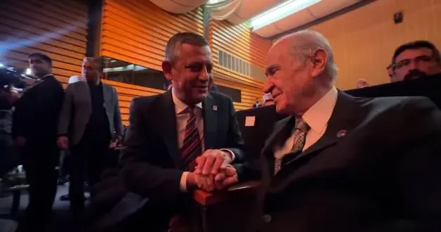 Koç un 100. yıl resepsiyonunda gündem olan görüntü: Bahçeli ve Özel den samimi sohbet!