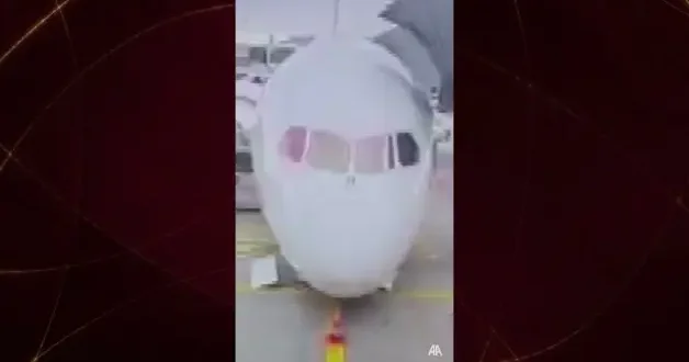 Frankfurt Havalimanı nda aprondaki yolcu uçağının ön iniş takımı çöktü
