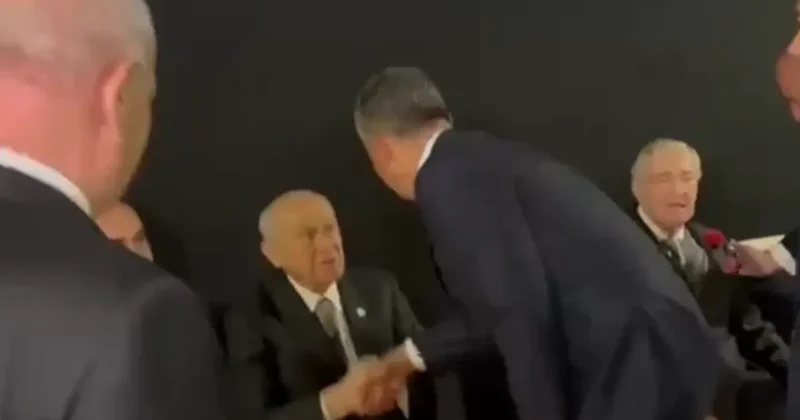 Dikkat çeken anlar! Devlet Bahçeli ve Özgür Özel o etkinlikte bir araya geldiler