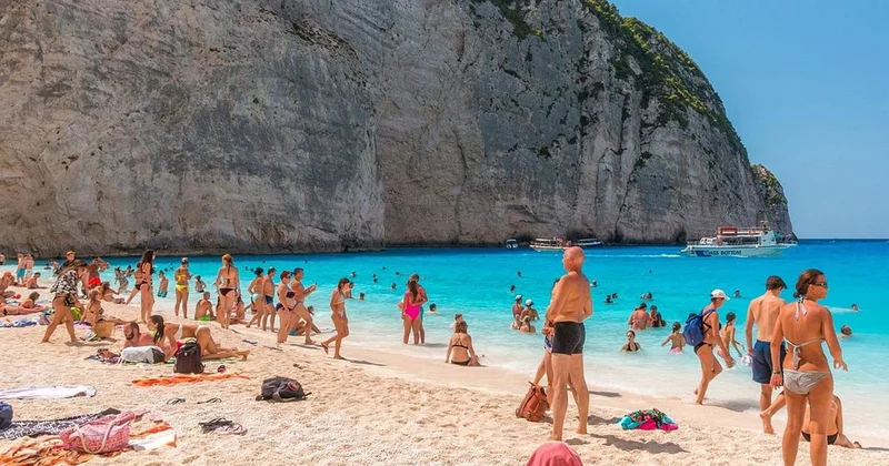Turist akınına uğruyordu! Dünyaca ünlü plaja giriş yasaklandı