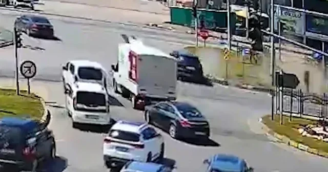 YRP Genel Başkan Yardımcısı Osman Gezgin in makam aracı kırmızı ışık ihlali yapıp bariyerlere girdi: O anlar kamerada VİDEO İZLE
