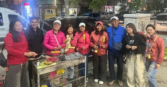 Yüksekova da Taylandlı turistlere közde mısır ikramı yapıldı Hakkari Haberleri