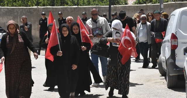 Vanlı aileler DEM Parti binası önündeki evlat nöbeti ni sürdürdü Van Haberleri