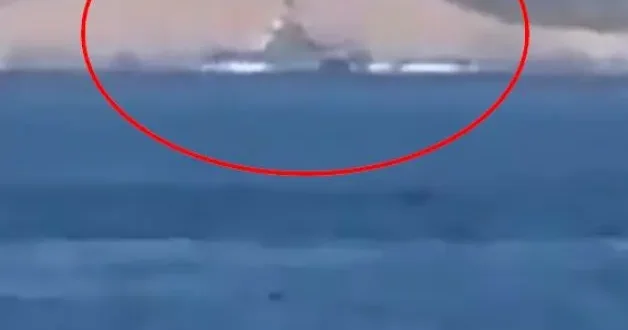 Balıkçıları taciz eden Yunan botu Türk denizaltısını görünce kaçtı