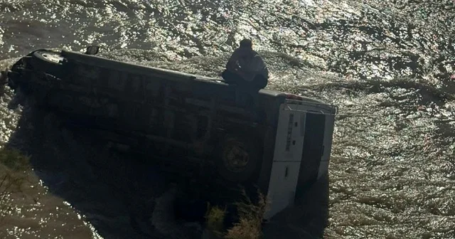 Minibüsüyle Zap Suyu na uçan sürücü, geceyi aracının üzerinde geçirdi Hakkari Haberleri