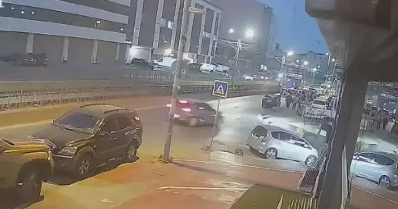 Sultangazi de otomobil aydınlatma direğine çarptı; sürücü ve yanındaki kişi kaçtı