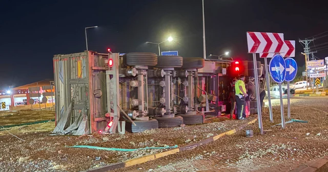 Gaziantep te TIR devrildi; 17 ton arpa yola saçıldı Gaziantep Haberleri