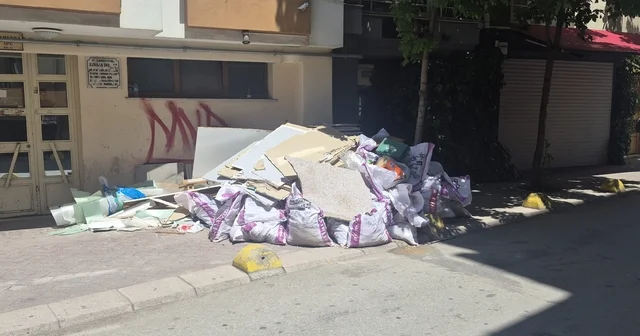 Kaldırıma sorumsuzca bırakılan inşaat artıkları Eskişehir Haberleri
