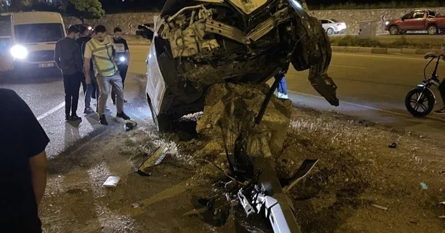 Aydınlatma direğine çarpan otomobil, beton kaidesi üzerinde asılı kaldı Batman Haberleri