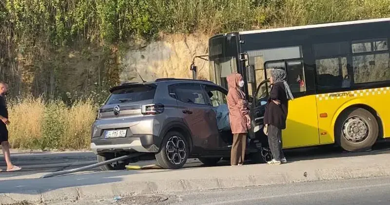 Küçükçekmece de motosikletliye çarpmamak için manevra yapan otomobil İETT otobüsüne çarptı