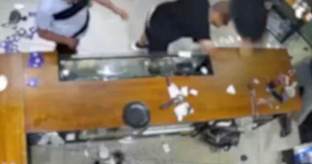 Çalışanla kavga eden müşteri kafeyi savaş alanına çevirdi VİDEO İZLE