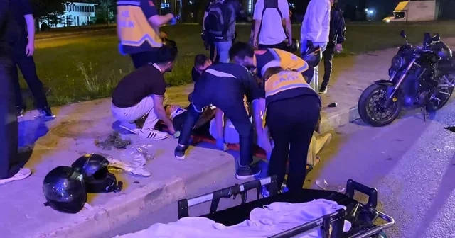 Motosiklet sürücüsü, emniyet şeridinde bekleyen motosikletlere çarptı: 3 yaralı Bursa Haberleri