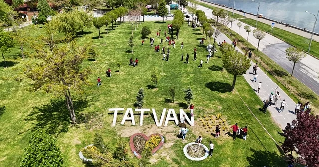 Tatvanlı öğrencilerden Van Gölü sahilinde çevre temizliği Bitlis Haberleri