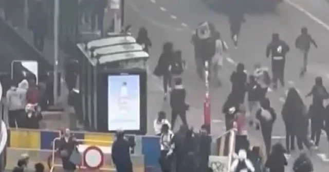 Belçika nın kalbi savaş alanına döndü: Polisle çatışan gençler bariyerleri ateşe verdi VİDEO İZLE