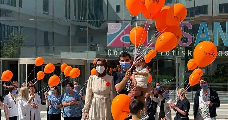 Ağabeyinden yapılan nakille sağlığına kavuştu, balonlarla taburcu edildi